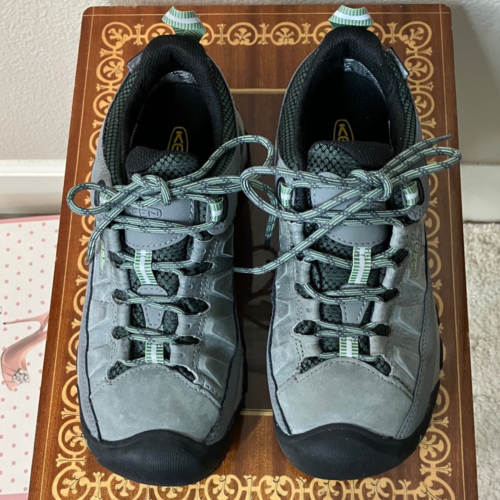 NWB 8 Keen gray green suede shoes women’s